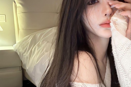 南通网友爆料：一车辆四脚朝天！围着一堆吃瓜群众……